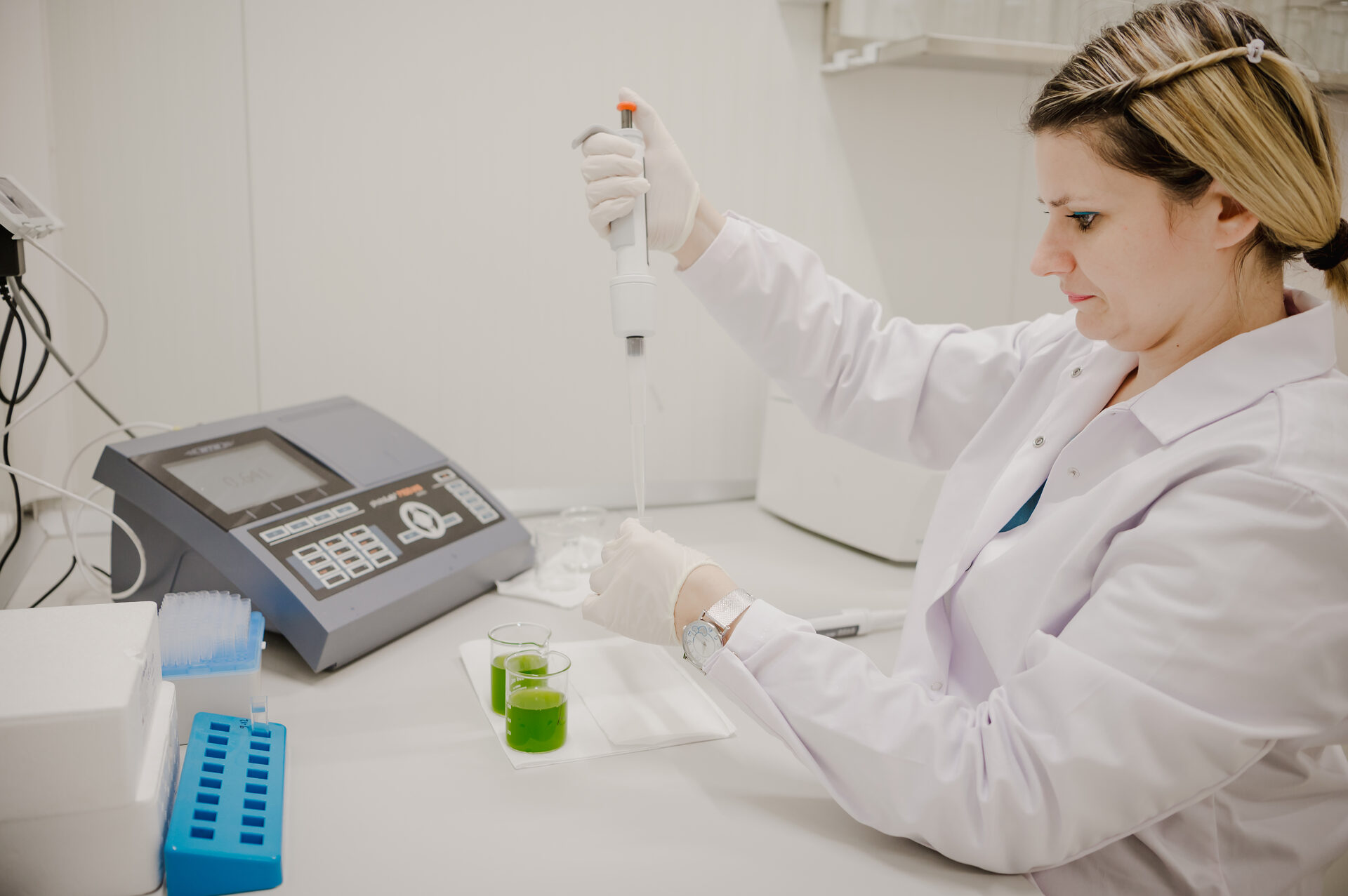 Wissenschaftler mit Pipette