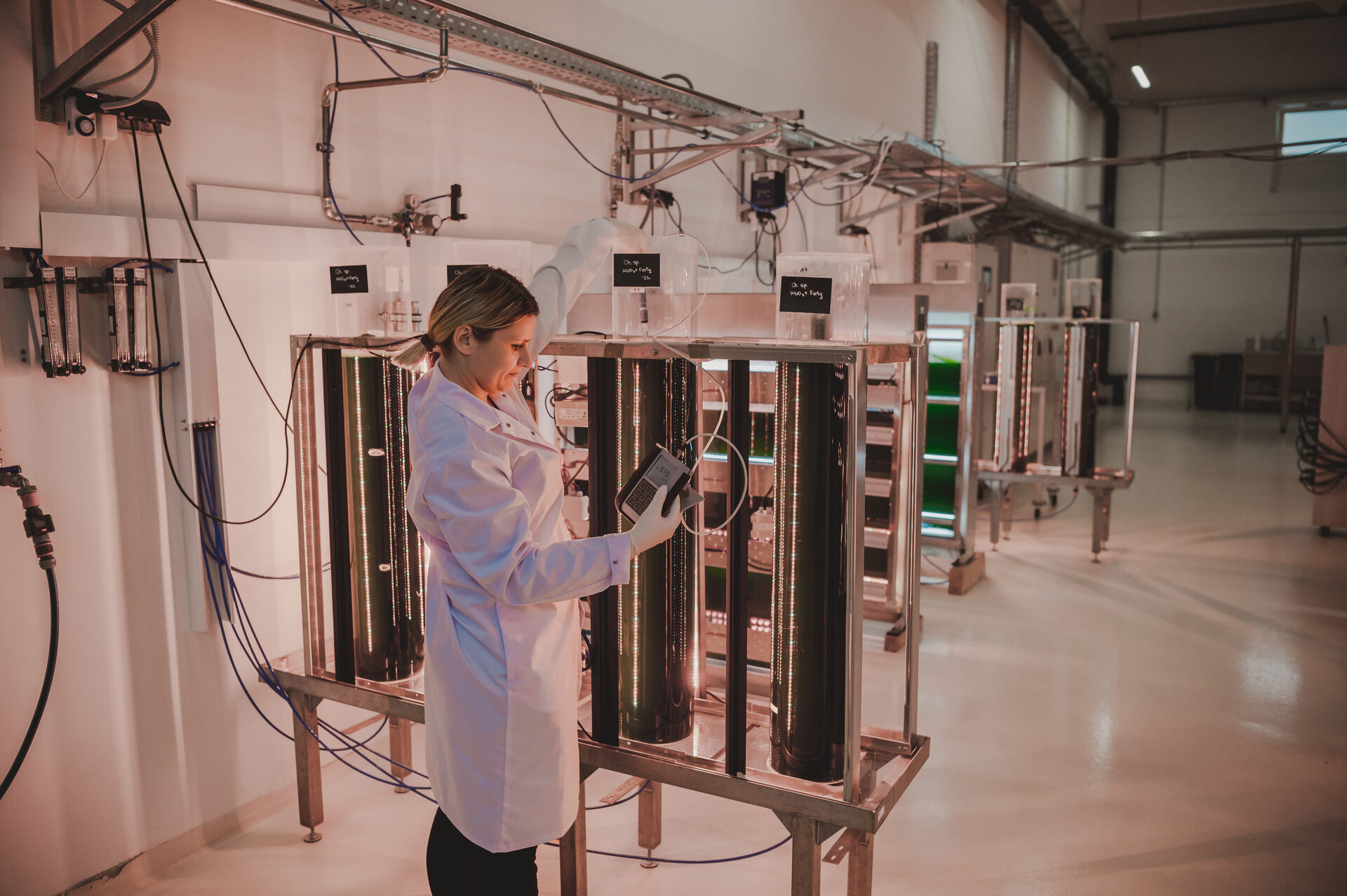 Wissenschaftlerin bei der Reaktorpruefung
